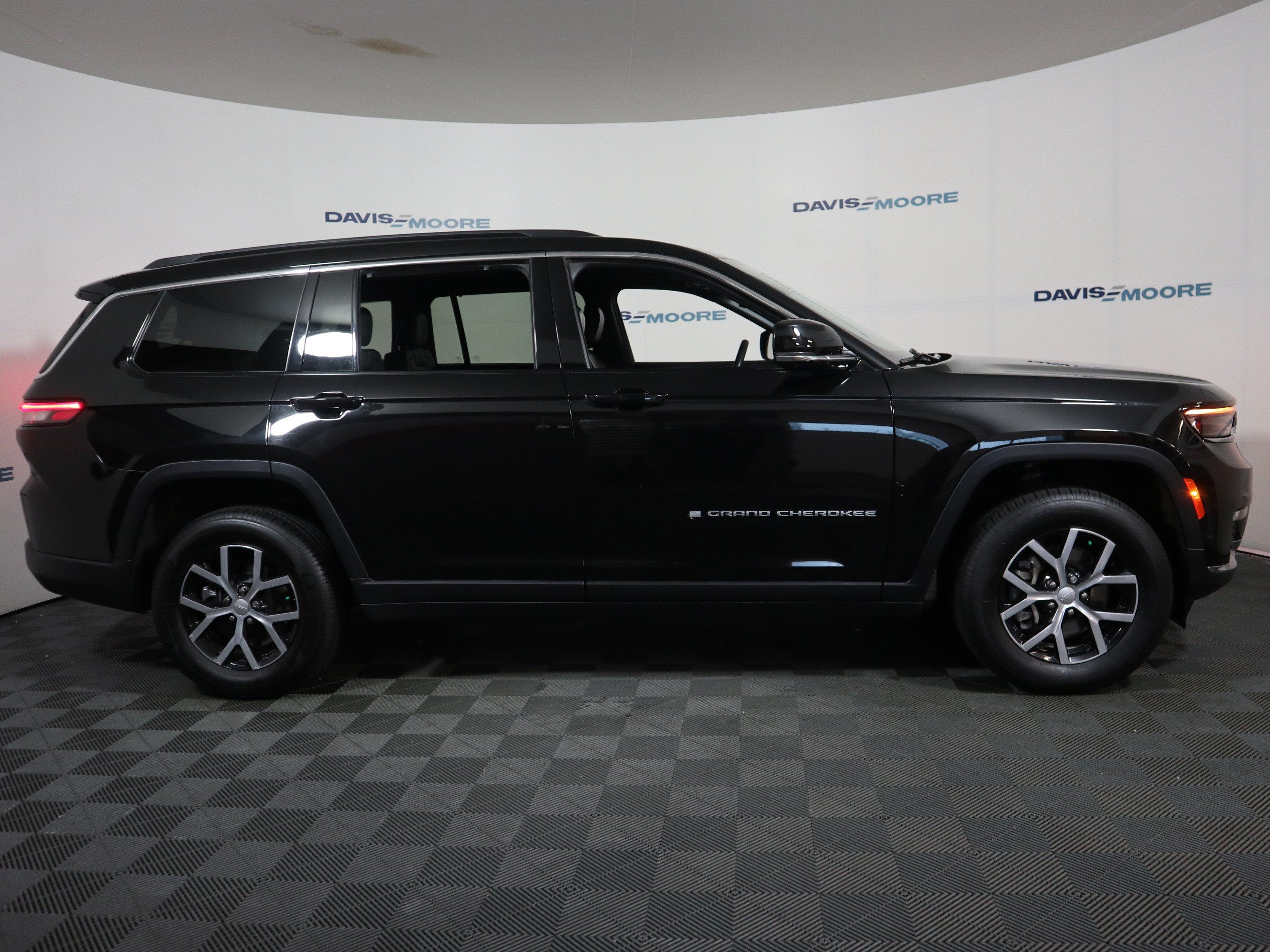 2024 Jeep Grand Cherokee L — interior view