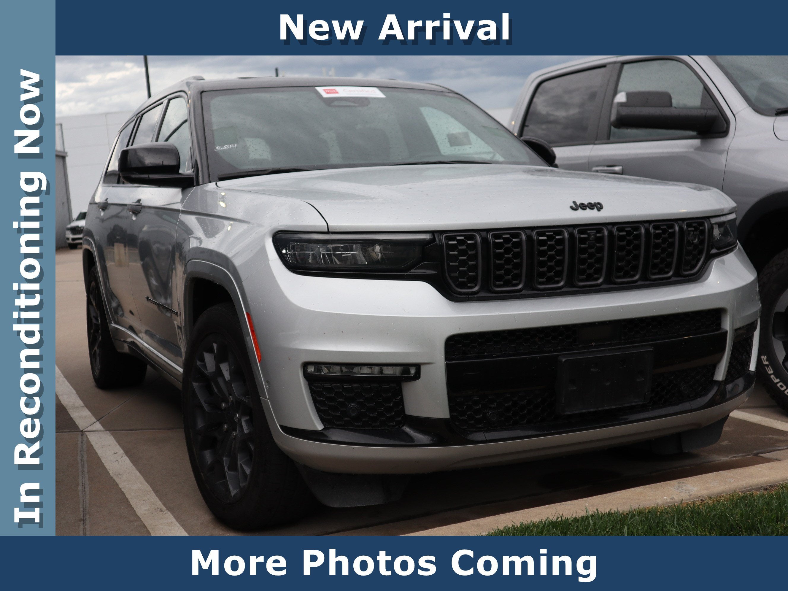 2024 Jeep Grand Cherokee L Summit Reserve 4X4 in Silver Zynith — front three-quarter view