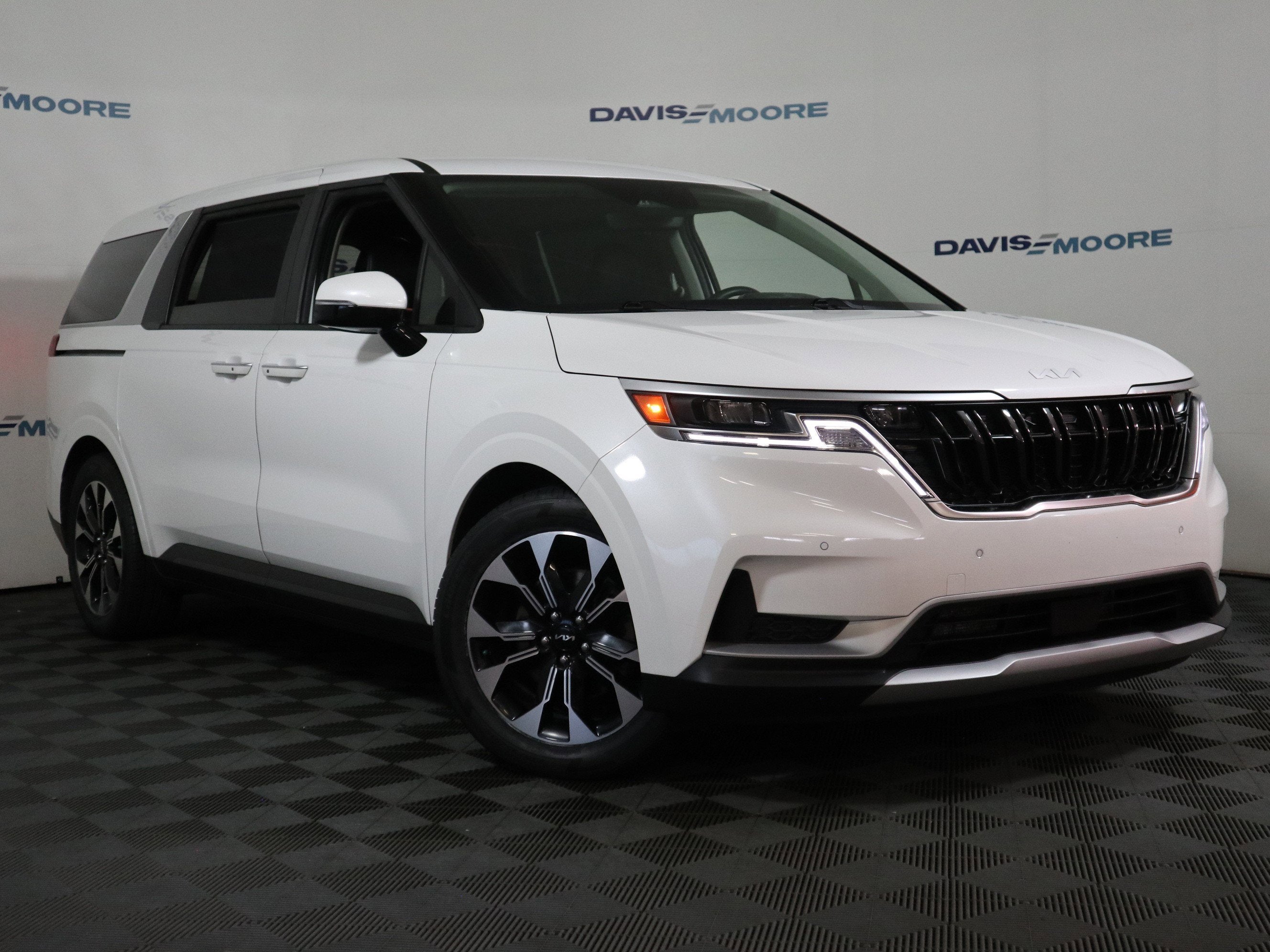 2024 Kia Carnival — side profile view
