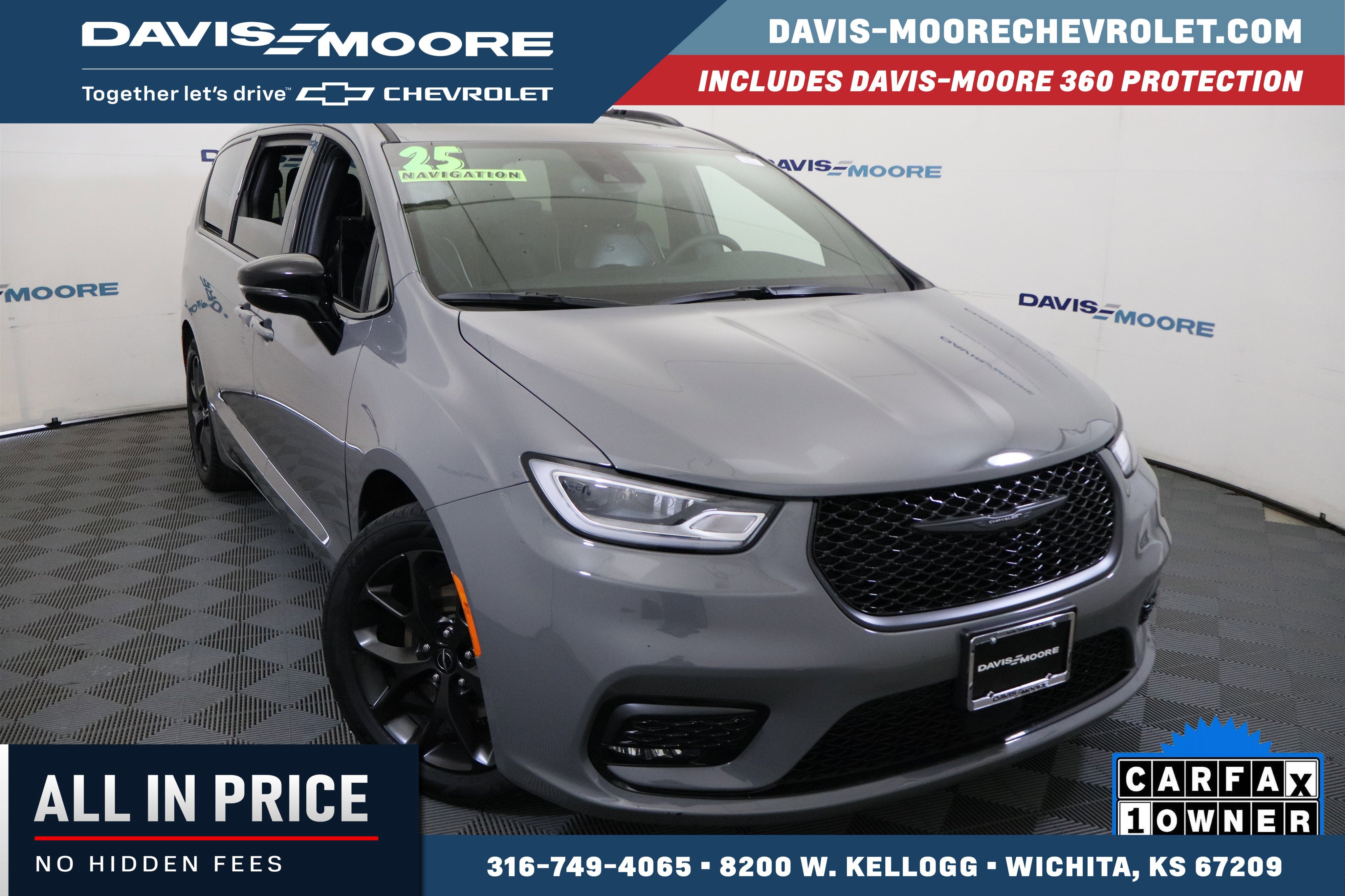 2025 Chrysler Pacifica Limited in Ceramic Gray Clearcoat — front three-quarter view